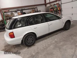 1999 Saturn SW z VIN 1G8ZK8277XZ175551, wystawiony jako IAAI lot #41530444 z przebiegiem 177 938 mil mil oraz . Historia ofert i sprzedaży dostępna na DreamBid. Obrazek 4.