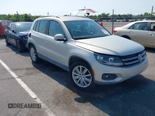 2012 Volkswagen Tiguan SE z VIN WVGAV7AX9CW581957, wystawiony jako IAAI lot #42407148 z przebiegiem 135 553 mil mil oraz . Historia ofert i sprzedaży dostępna na DreamBid. Obrazek 1.