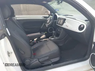 2015 Volkswagen Beetle 1.8T w/Sun z VIN 3VWJ07AT9FM636098, wystawiony jako IAAI lot #41991141 z przebiegiem 72 982 mil mil oraz . Historia ofert i sprzedaży dostępna na DreamBid. Obrazek 5.