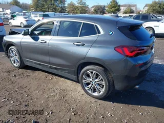 2022 BMW X2 xDrive28i z VIN WBXYJ1C05N5U40472, wystawiony jako IAAI lot #41433452 z przebiegiem 67 801 mil mil oraz . Historia ofert i sprzedaży dostępna na DreamBid. Obrazek 3.