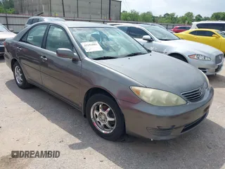 2005 Toyota Camry STD z VIN 4T1BE32K25U570412, wystawiony jako IAAI lot #42108881 z przebiegiem 198 131 mil mil oraz . Historia ofert i sprzedaży dostępna na DreamBid. Obrazek 1.