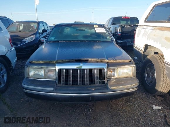 1994 Lincoln Town Car Signature z VIN 1LNLM82W9RY699141, wystawiony jako IAAI lot #41933771 z przebiegiem Nie podano mil oraz . Historia ofert i sprzedaży dostępna na DreamBid. Obrazek 6.