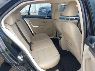 2010 Volkswagen Jetta Limited Edition z VIN 3VWAX7AJXAM128855, wystawiony jako IAAI lot #42355754 z przebiegiem 131 845 mil mil oraz . Historia ofert i sprzedaży dostępna na DreamBid. Obrazek 8.