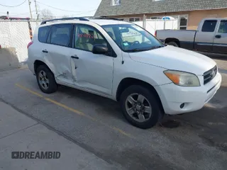 2007 Toyota RAV4 with VIN JTMZD33V275077177, listed as a IAAI auction lot 41828821 with 165,128 mi miles. Bid and sale history available at carsss.com. Image 1.