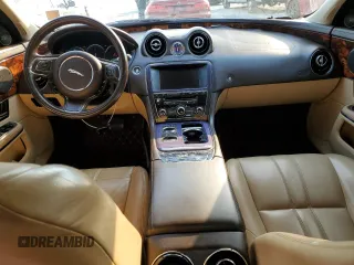 2013 Jaguar XJ z VIN SAJWA1C7XD8V43502, wystawiony jako Copart lot #50727235 z przebiegiem 112 389 mil mil oraz Tytuł czysty. Historia ofert i sprzedaży dostępna na DreamBid. Obrazek 8.