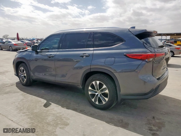 2020 Toyota Highlander XLE with VIN 5TDGZRAH7LS013584, listed as a Copart auction lot 47637525 with 34,100 mi miles and Salvage Title. Bid and sale history available at carsss.com. Image 2.