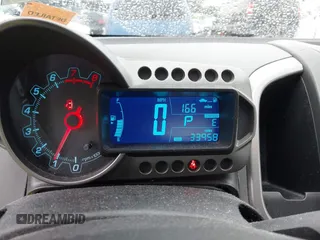 2014 Chevrolet Sonic LT z VIN 1G1JC5SH7E4131057, wystawiony jako IAAI lot #42468937 z przebiegiem 33 958 mil mil oraz . Historia ofert i sprzedaży dostępna na DreamBid. Obrazek 7.