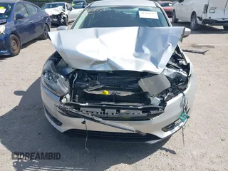 2018 Ford Focus SE z VIN 1FADP3FE3JL220529, wystawiony jako IAAI lot #41564216 z przebiegiem 16 883 mil mil oraz . Historia ofert i sprzedaży dostępna na DreamBid. Obrazek 6.