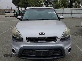 2013 Kia Soul + z VIN KNDJT2A62D7482347, wystawiony jako Copart lot #58663005 z przebiegiem 88 952 mil mil oraz Czysty tytuł • Clean title. Historia ofert i sprzedaży dostępna na DreamBid. Obrazek 5.