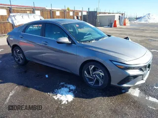 2024 Hyundai Elantra SEL z VIN KMHLS4DG8RU752410, wystawiony jako IAAI lot #41408307 z przebiegiem 4 118 mil mil oraz . Historia ofert i sprzedaży dostępna na DreamBid. Obrazek 1.