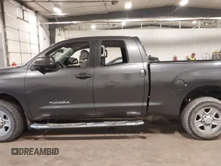 2013 Toyota Tundra z VIN 5TFUM5F11DX045948, wystawiony jako IAAI lot #41687797 z przebiegiem 177 579 mil mil oraz . Historia ofert i sprzedaży dostępna na DreamBid. Obrazek 14.