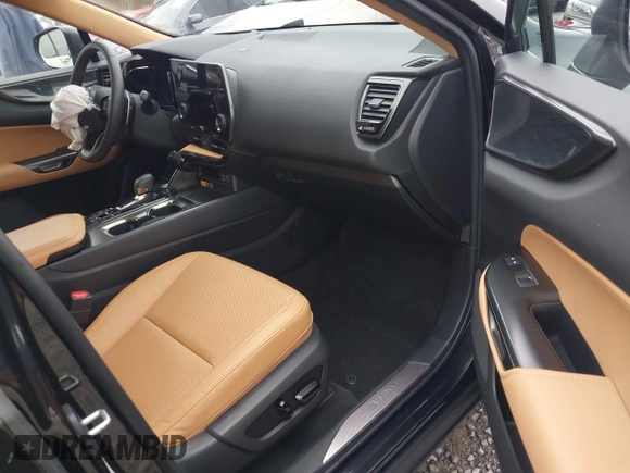 2023 Lexus NX 350h Premium z VIN 2T2GKCEZ7PC013700, wystawiony jako IAAI lot #41765156 z przebiegiem 22 423 mil mil oraz . Historia ofert i sprzedaży dostępna na DreamBid. Obrazek 5.