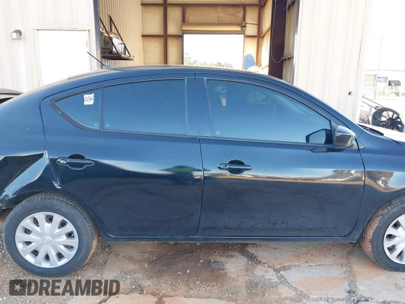 2016 Nissan Versa S z VIN 3N1CN7AP9GL843892, wystawiony jako IAAI lot #41727069 z przebiegiem 130 035 mil mil oraz . Historia ofert i sprzedaży dostępna na DreamBid. Obrazek 13.