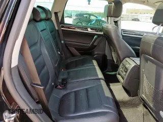 2013 Volkswagen Touareg Exec z VIN WVGEF9BPXDD007602, wystawiony jako Copart lot #50031785 z przebiegiem 93 859 mil mil oraz Szkody całkowita. Historia ofert i sprzedaży dostępna na DreamBid. Obrazek 11.