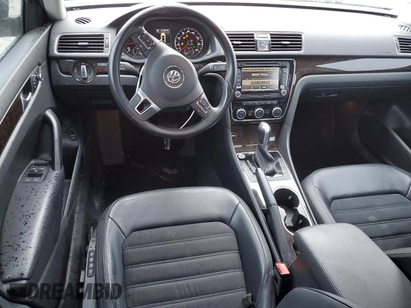 2015 Volkswagen Passat SEL Premium z VIN 1VWCV7A3XFC061831, wystawiony jako Copart lot #58438375 z przebiegiem 99 126 mil mil oraz Szkoda całkowita • Salvage title. Historia ofert i sprzedaży dostępna na DreamBid. Obrazek 8.
