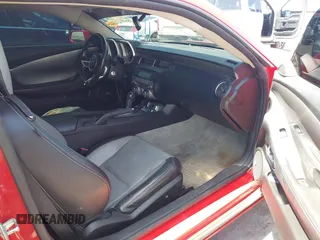 2011 Chevrolet Camaro 2LT z VIN 2G1FC1ED1B9110964, wystawiony jako IAAI lot #42067434 z przebiegiem 127 827 mil mil oraz . Historia ofert i sprzedaży dostępna na DreamBid. Obrazek 5.