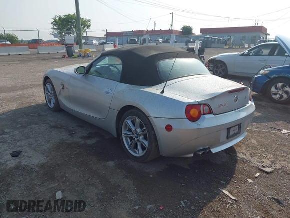 2003 BMW Z4 3.0i z VIN 4USBT53443LU04380, wystawiony jako IAAI lot #42422703 z przebiegiem 28 594 mil mil oraz . Historia ofert i sprzedaży dostępna na DreamBid. Obrazek 3.