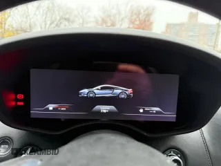 2023 McLaren GT z VIN SBM22GCA3PW002548, wystawiony jako Copart lot #52157855 z przebiegiem 779 mil mil oraz Szkody całkowita. Historia ofert i sprzedaży dostępna na DreamBid. Obrazek 4.
