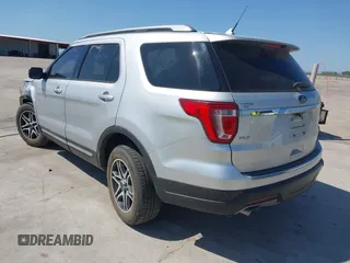2018 Ford Explorer XLT z VIN 1FM5K7D87JGB43038, wystawiony jako IAAI lot #41978891 z przebiegiem 104 666 mil mil oraz . Historia ofert i sprzedaży dostępna na DreamBid. Obrazek 3.