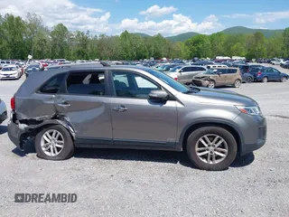 2015 Kia Sorento LX z VIN 5XYKTCA67FG654369, wystawiony jako IAAI lot #42172966 z przebiegiem 170 958 mil mil oraz . Historia ofert i sprzedaży dostępna na DreamBid. Obrazek 14.