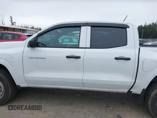 2023 Chevrolet Colorado 2WD Work Truck z VIN 1GCGSBECXP1210035, wystawiony jako IAAI lot #41906185 z przebiegiem 15 001 mil mil oraz . Historia ofert i sprzedaży dostępna na DreamBid. Obrazek 15.
