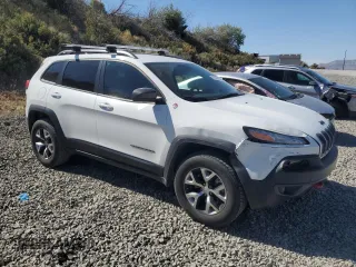 2018 Jeep Cherokee Trailhawk with VIN 1C4PJMBB5JD512333, listed as a Copart auction lot 61485865 with 83,223 mi miles and Salvage title. Bid and sale history available at DreamBid. Image 4.