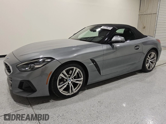 2025 BMW Z4 sDrive30i z VIN WBAHF3C04SWY38592, wystawiony jako Copart lot #55865365 z przebiegiem 11 980 mil mil oraz Tytuł czysty. Historia ofert i sprzedaży dostępna na DreamBid. Obrazek 1.