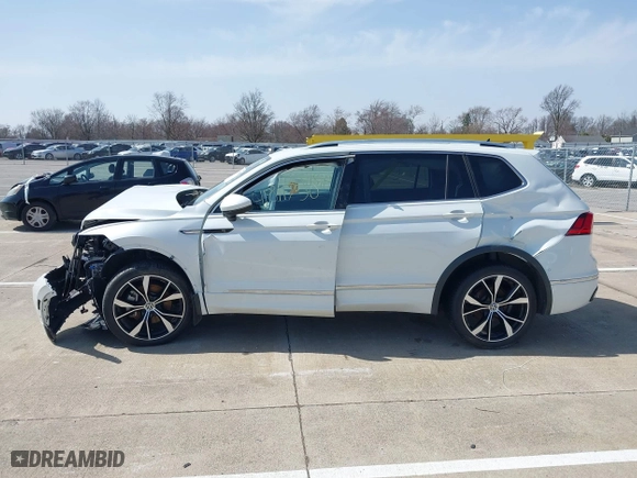 2022 Volkswagen Tiguan SEL R-Line with VIN 3VV4B7AX5NM109074, listed as a IAAI auction lot 41811750 with 29,069 mi miles. Bid and sale history available at carsss.com. Image 15.