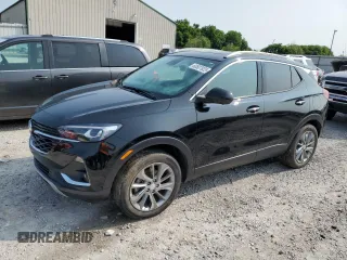 2022 Buick Encore GX Essence z VIN KL4MMGSL2NB116070, wystawiony jako Copart lot #60507625 z przebiegiem 40 067 mil mil oraz Szkoda całkowita • Salvage title. Historia ofert i sprzedaży dostępna na DreamBid. Obrazek 1.