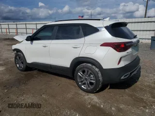 2023 Kia Seltos S z VIN KNDEU2AA6P7433546, wystawiony jako Copart lot #56454695 z przebiegiem 42 935 mil mil oraz Szkoda całkowita • Salvage title. Historia ofert i sprzedaży dostępna na DreamBid. Obrazek 2.