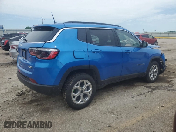 2025 Jeep Compass Latitude z VIN 3C4NJDBN2ST549479, wystawiony jako Copart lot #54985365 z przebiegiem 3 137 mil mil oraz Szkoda całkowita • Salvage title. Historia ofert i sprzedaży dostępna na DreamBid. Obrazek 3.