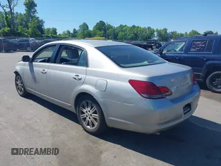 2008 Toyota Avalon XL z VIN 4T1BK36B28U255522, wystawiony jako IAAI lot #42143848 z przebiegiem 240 777 mil mil oraz . Historia ofert i sprzedaży dostępna na DreamBid. Obrazek 3.