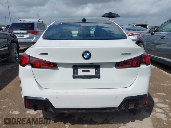 2025 BMW 2 Series 228 xDrive z VIN WBA23GG06S7S55337, wystawiony jako IAAI lot #42537114 z przebiegiem 5 917 mil mil oraz . Historia ofert i sprzedaży dostępna na DreamBid. Obrazek 16.