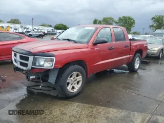 2010 Dodge Dakota Bighorn/Lonestar z VIN 1D7CE3GK7AS130683, wystawiony jako Copart lot #51154725 z przebiegiem 111 283 mil mil oraz Szkoda całkowita • Salvage title. Historia ofert i sprzedaży dostępna na DreamBid. Obrazek 1.