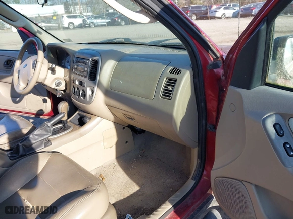 2005 Ford Escape XLT with VIN 1FMCU93115KB85547, listed as a IAAI auction lot 41669441 with 267,022 mi miles. Bid and sale history available at carsss.com. Image 5.