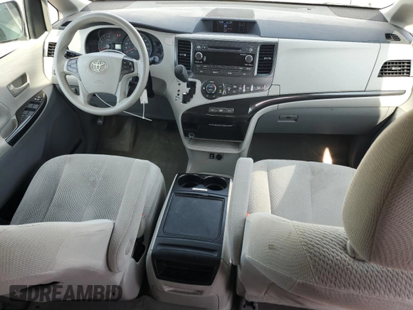 2013 Toyota Sienna LE AAS z VIN 5TDKK3DC8DS367482, wystawiony jako Copart lot #61925235 z przebiegiem 85 285 mil mil oraz Szkoda całkowita • Salvage title. Historia ofert i sprzedaży dostępna na DreamBid. Obrazek 8.