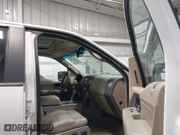 2008 Ford F-150 XLT с VIN 1FTPW14V18FB42925, выставлен на аукционе IAAI как лот 42619962 с пробегом 162 077 миль миль и . История ставок и продаж доступна на DreamBid. Изображение 5.