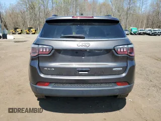 2018 Jeep Compass Latitude z VIN 3C4NJDBB5JT303871, wystawiony jako Copart lot #53881965 z przebiegiem 130 061 mil mil oraz Szkoda całkowita • Salvage title. Historia ofert i sprzedaży dostępna na DreamBid. Obrazek 6.