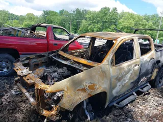 2019 Chevrolet Colorado 4WD LT z VIN 1GCGTCEN5K1280135, wystawiony jako IAAI lot #42341598 z przebiegiem Nie podano mil oraz . Historia ofert i sprzedaży dostępna na DreamBid. Obrazek 6.