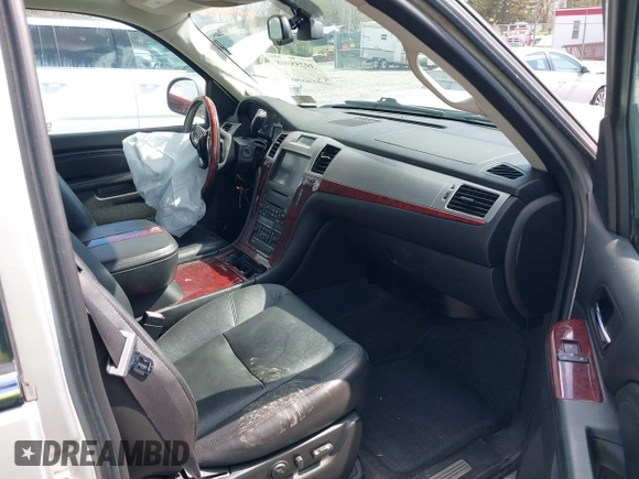 2010 Cadillac Escalade Luxury z VIN 1GYUKBEF1AR269054, wystawiony jako IAAI lot #39255908 z przebiegiem 96 965 mil mil oraz . Historia ofert i sprzedaży dostępna na DreamBid. Obrazek 5.