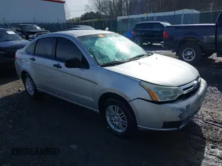 2009 Ford Focus SE z VIN 1FAHP35N59W109316, wystawiony jako IAAI lot #41737427 z przebiegiem 219 823 mil mil oraz . Historia ofert i sprzedaży dostępna na DreamBid. Obrazek 1.