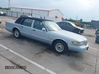 1997 Lincoln Town Car Executive с VIN 1LNLM81W9VY636150, выставлен на аукционе IAAI как лот 42822351 с пробегом 124 854 миль миль и . История ставок и продаж доступна на DreamBid. Изображение 1.