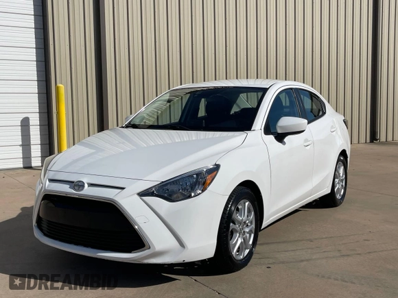 2016 Scion iA z VIN 3MYDLBZV1GY131376, wystawiony jako Copart lot #58874725 z przebiegiem 113 080 mil mil oraz Czysty tytuł • Clean title. Historia ofert i sprzedaży dostępna na DreamBid. Obrazek 2.
