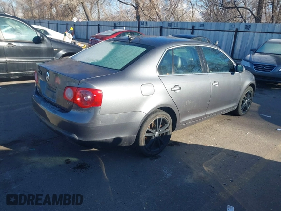 2007 Volkswagen Jetta z VIN 3VWJF71K97M021624, wystawiony jako IAAI lot #41682214 z przebiegiem Nie podano mil oraz . Historia ofert i sprzedaży dostępna na DreamBid. Obrazek 4.