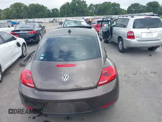 2013 Volkswagen Beetle 2.5L z VIN 3VWHX7AT0DM685648, wystawiony jako IAAI lot #42648849 z przebiegiem 118 187 mil mil oraz . Historia ofert i sprzedaży dostępna na DreamBid. Obrazek 17.