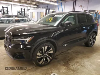 2023 Volvo XC40 Ultimate Dark Theme z VIN YV4L12UX0P2093949, wystawiony jako Copart lot #83119964 z przebiegiem 11 047 mil mil oraz Szkody całkowita. Historia ofert i sprzedaży dostępna na DreamBid. Obrazek 1.