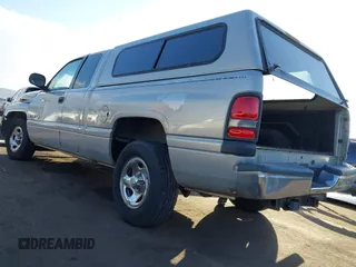 1998 Dodge 1500 z VIN 1B7HC13Y1WJ115002, wystawiony jako IAAI lot #41434924 z przebiegiem Nie podano mil oraz . Historia ofert i sprzedaży dostępna na DreamBid. Obrazek 3.