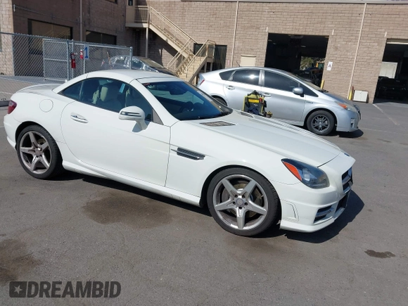 2013 Mercedes-Benz SLK 250 z VIN WDDPK4HA9DF057092, wystawiony jako IAAI lot #42032120 z przebiegiem 142 991 mil mil oraz . Historia ofert i sprzedaży dostępna na DreamBid. Obrazek 1.