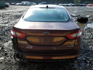 2016 Ford Fusion SE Hybrid z VIN 3FA6P0LU5GR377735, wystawiony jako Copart lot #58791955 z przebiegiem 135 798 mil mil oraz Szkoda całkowita • Salvage title. Historia ofert i sprzedaży dostępna na DreamBid. Obrazek 6.