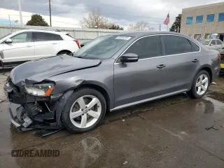 2013 Volkswagen Passat SE z VIN 1VWBH7A38DC021974, wystawiony jako Copart lot #50365355 z przebiegiem 127 888 mil mil oraz Szkoda całkowita • Salvage title. Historia ofert i sprzedaży dostępna na DreamBid. Obrazek 1.